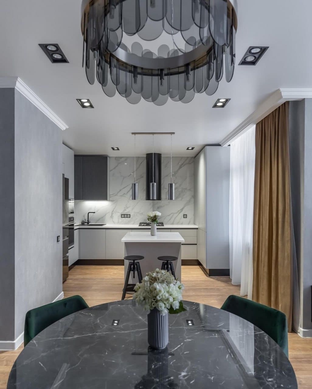 Просторная кухня с островом, совмещенная с обеденной зоной для семьи из 4 человек фото дизайна от «Финист Терра»