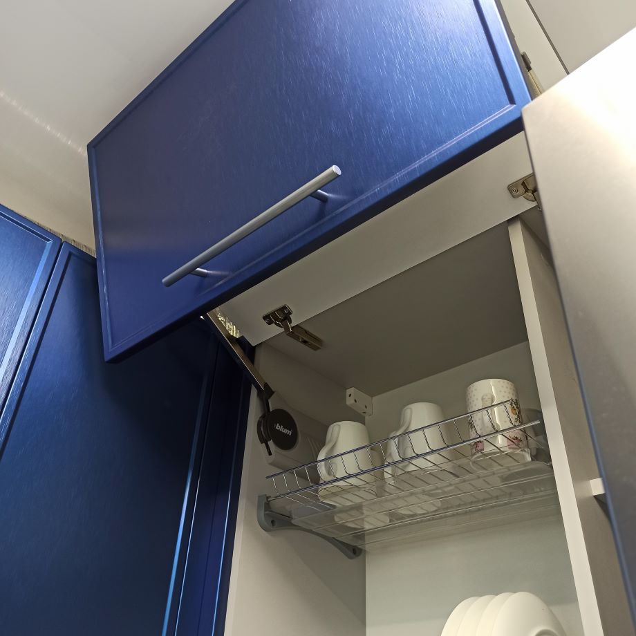 Подвесной шкафчик с газлифтами фирмы blum