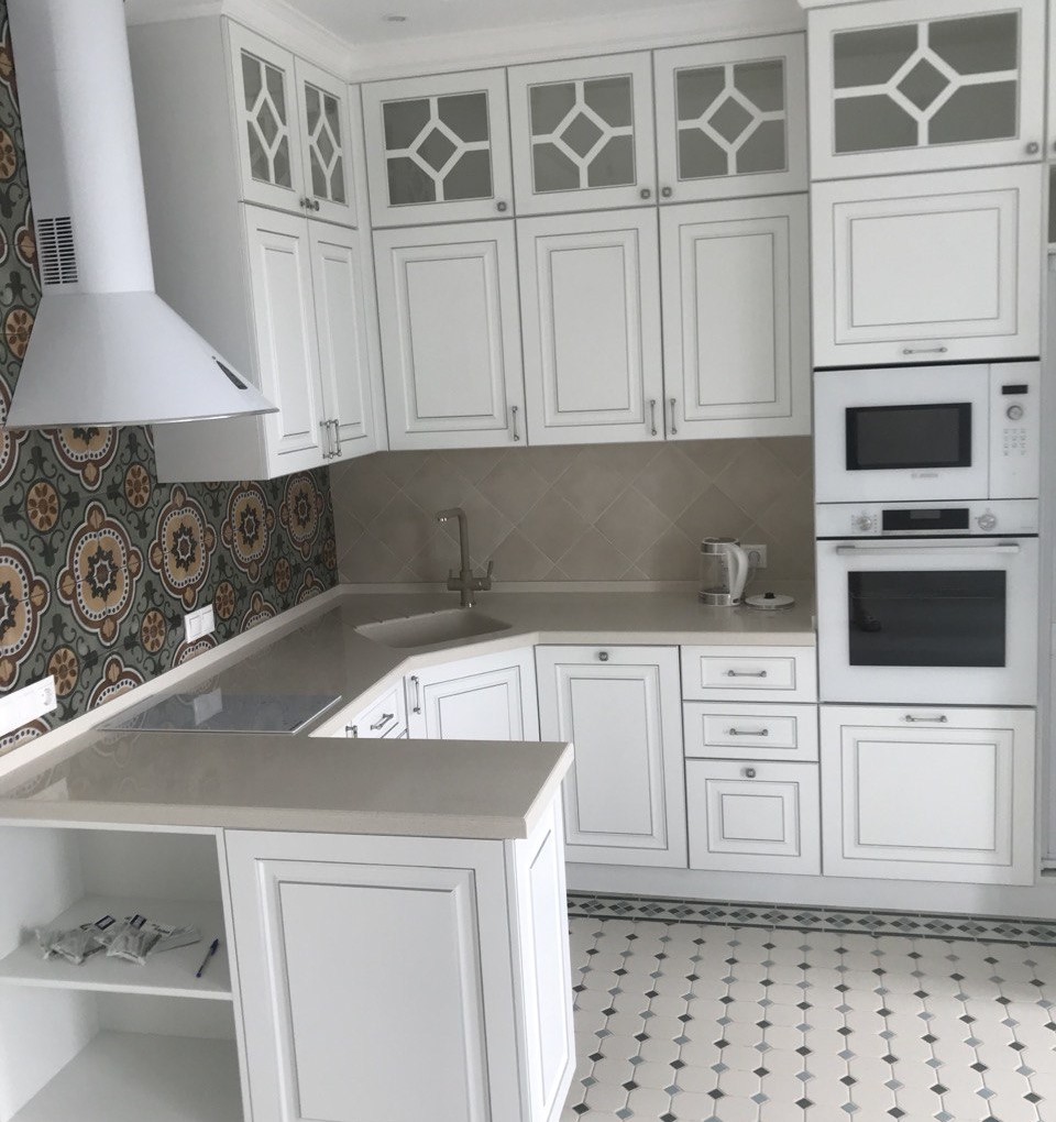 СТолешница кварцевый агломерат на белой кухне под заказ от Финист Терра