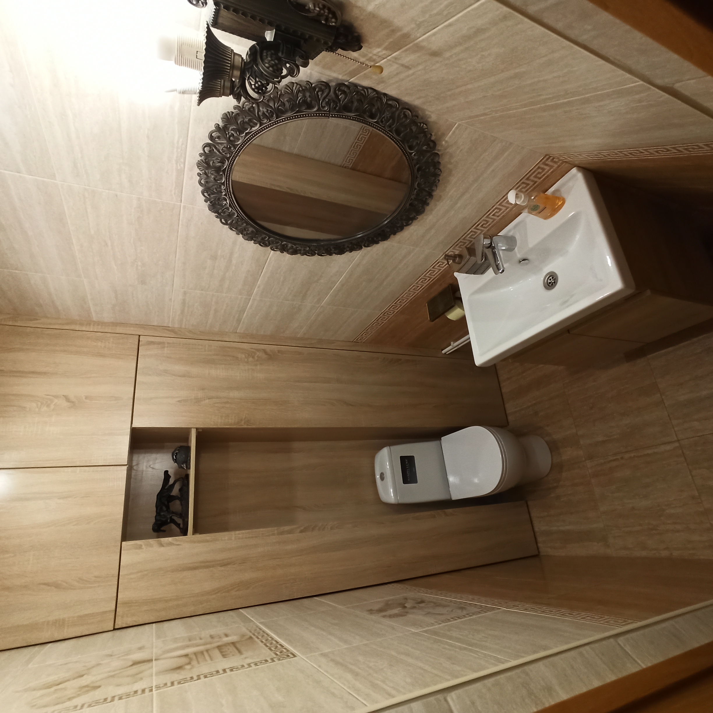 Канализационный короб с местами для хранения в маленьком сан узле