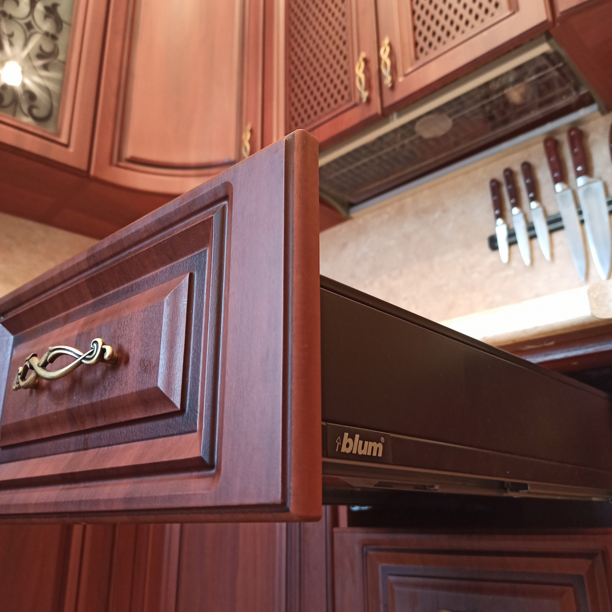 Выдвижные ящики на классической кухне, скрытые направляющие