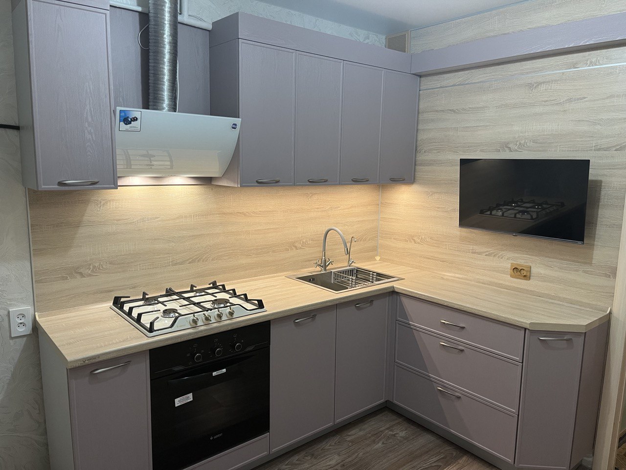 Угловая кухня под заказ с фартуком и столешницей постформинг от Финист Терра