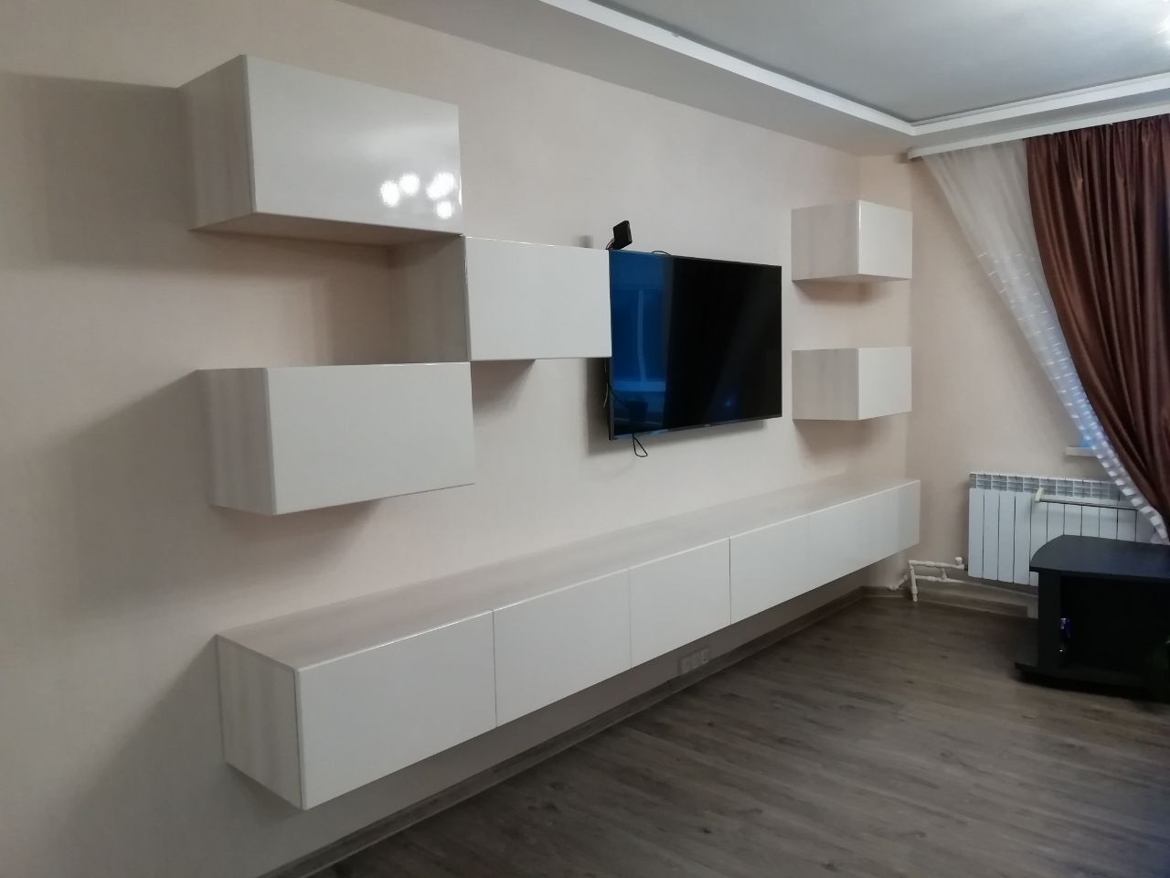 Подвесные тумбы для ТВ-зоны под заказ от Финист Терра