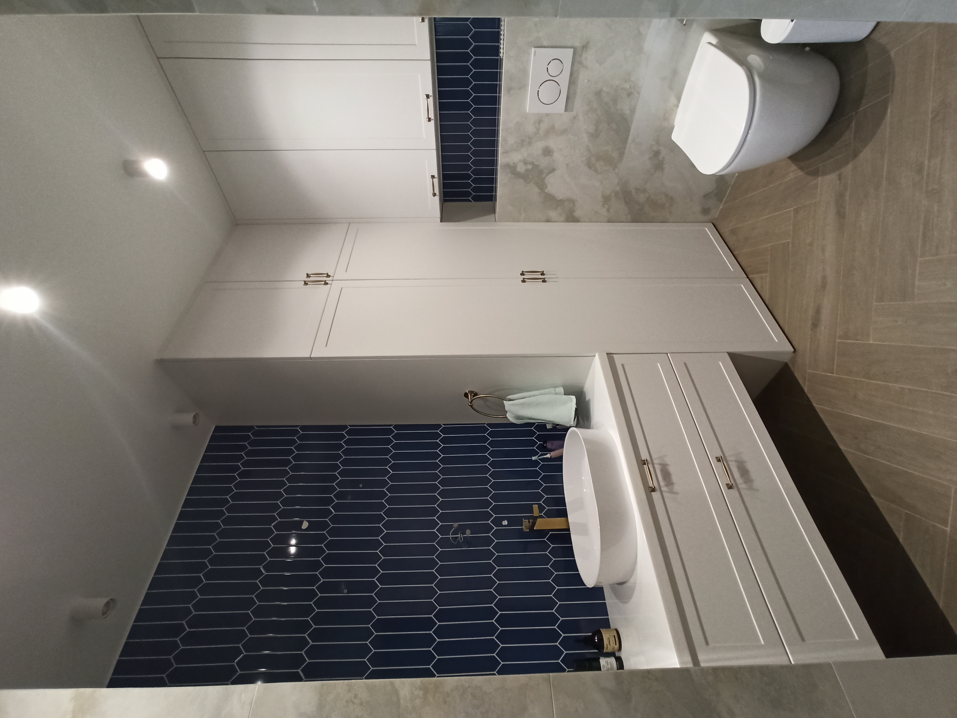 Комплект мебели для небольшой ванной под заказ в едином стиле 