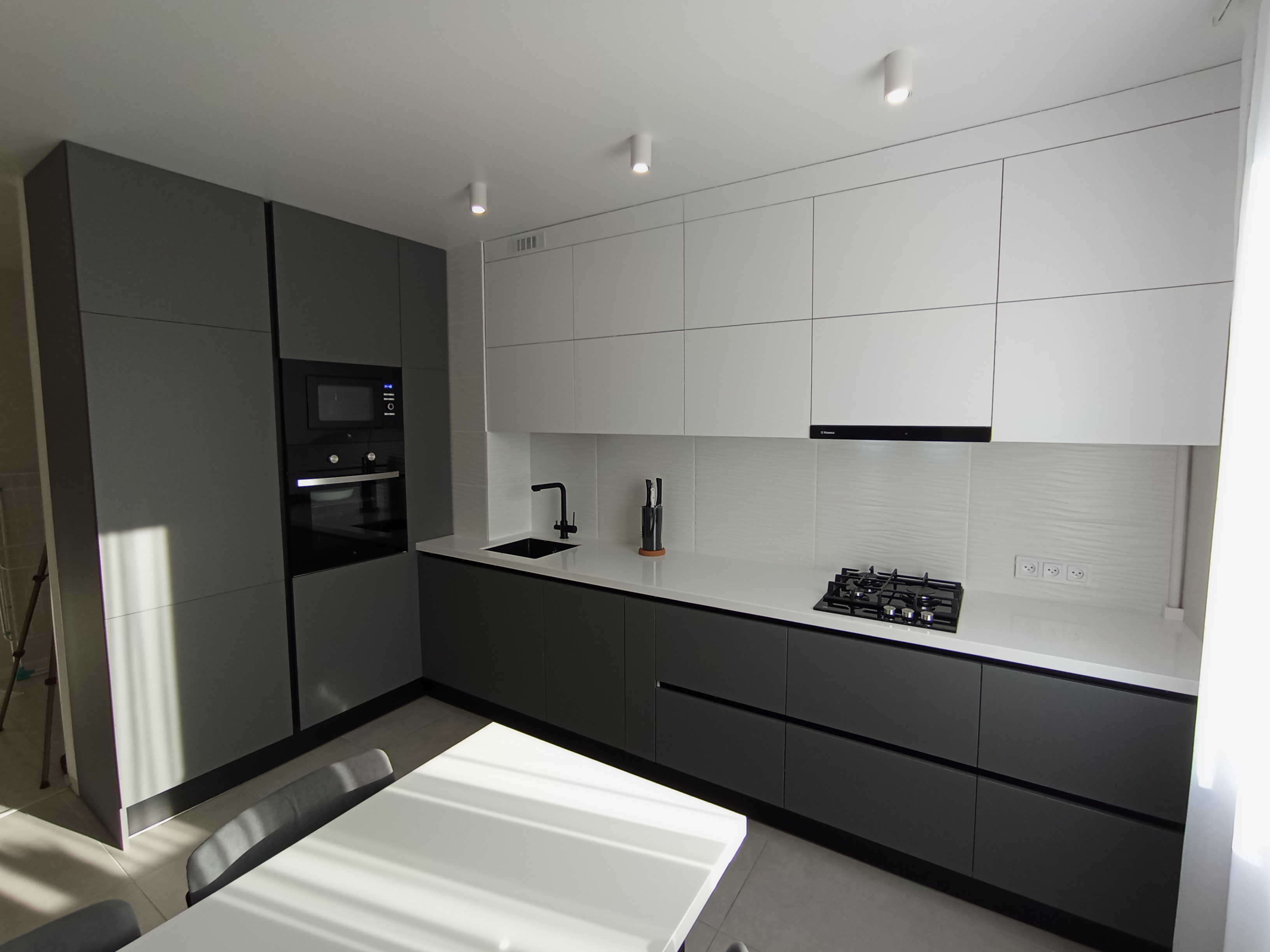 Белая столешница из акрила на прямой кухне под заказ