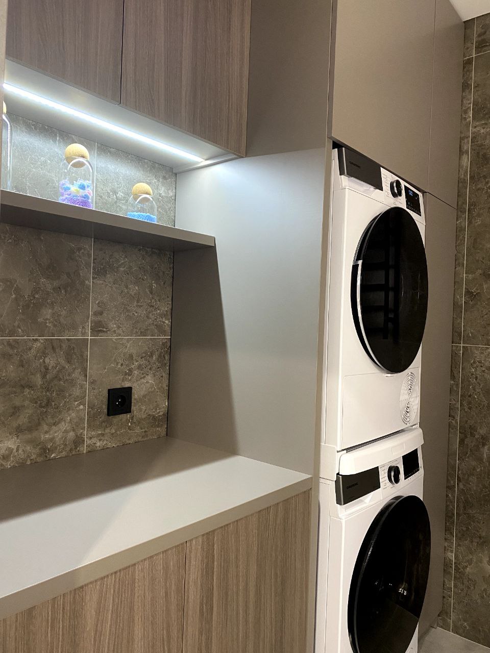 Использование вертикального пространства в маленькой ванной с помощью мебели под заказ