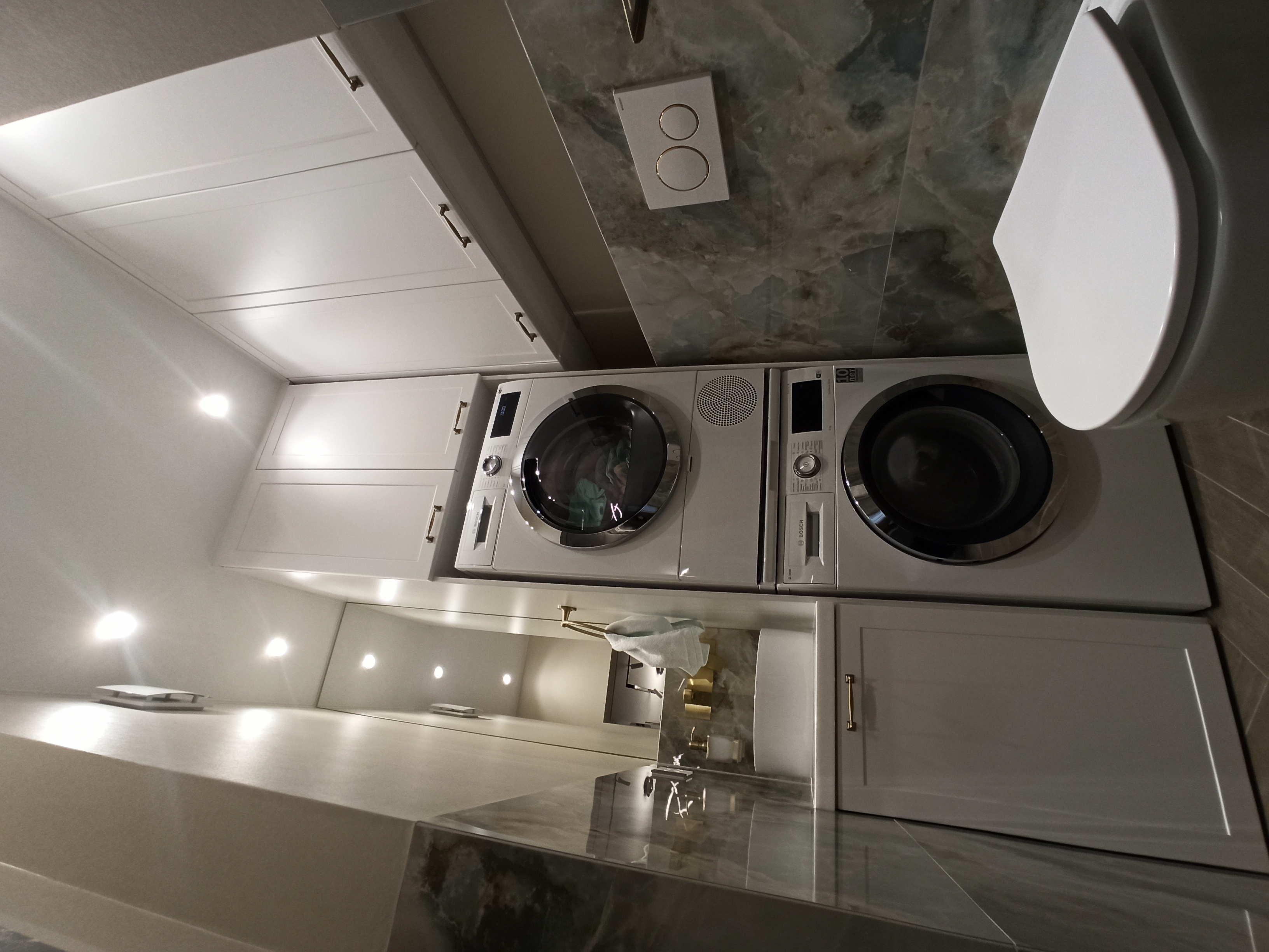 Мебель для компактной ванной комнаты под заказ от Финист Терра