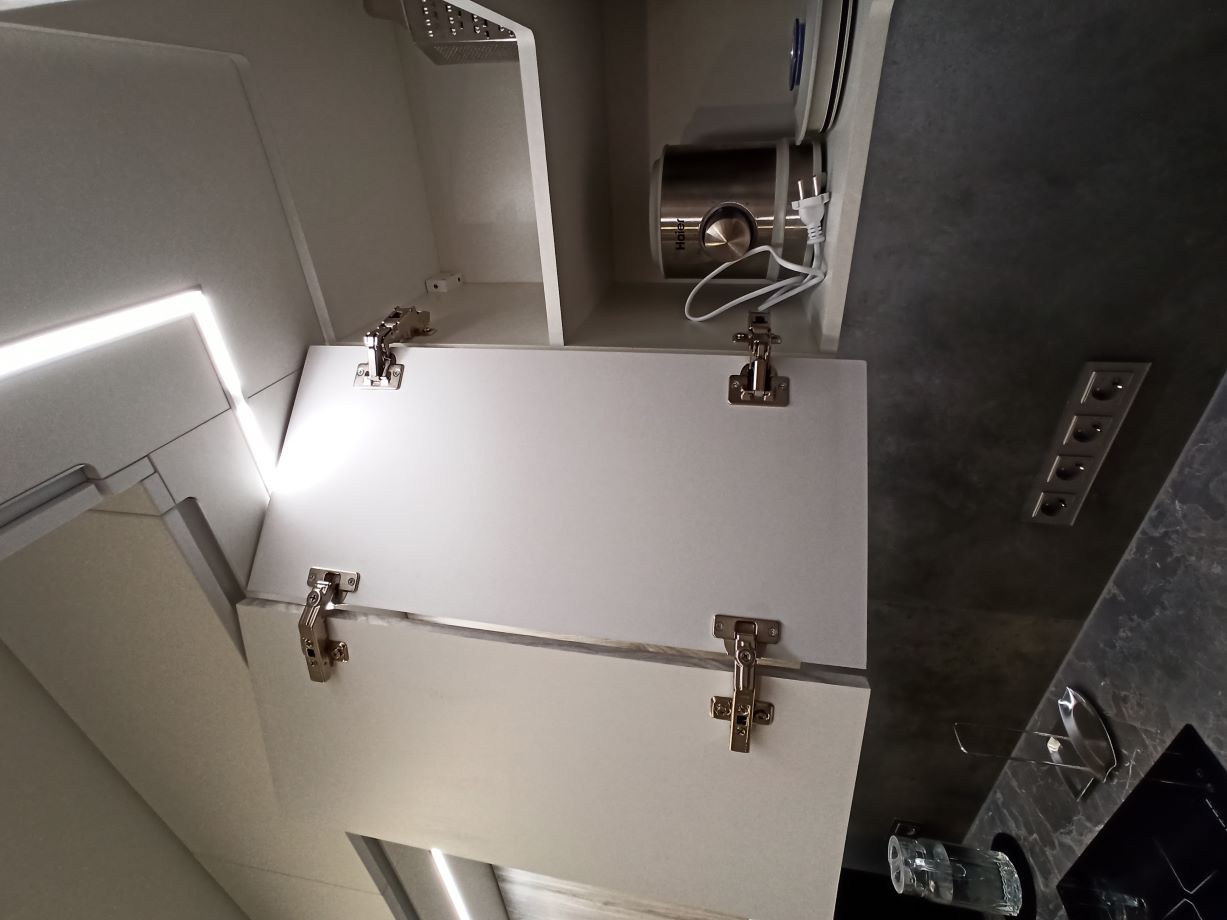 Угловой кухонный шкаф с двумя наборами классических петель