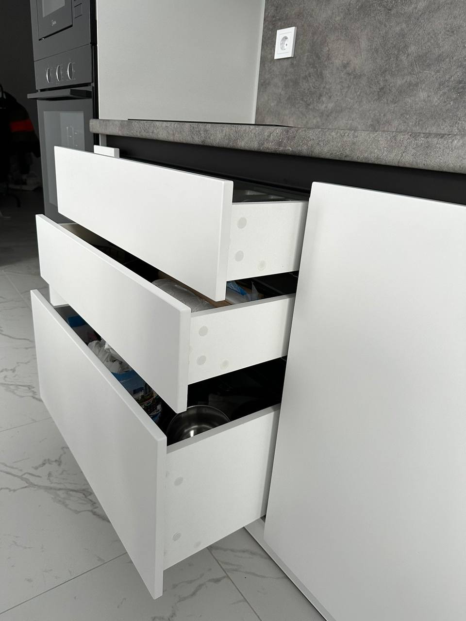 Скрытые направляющие для ящиков на современной кухне