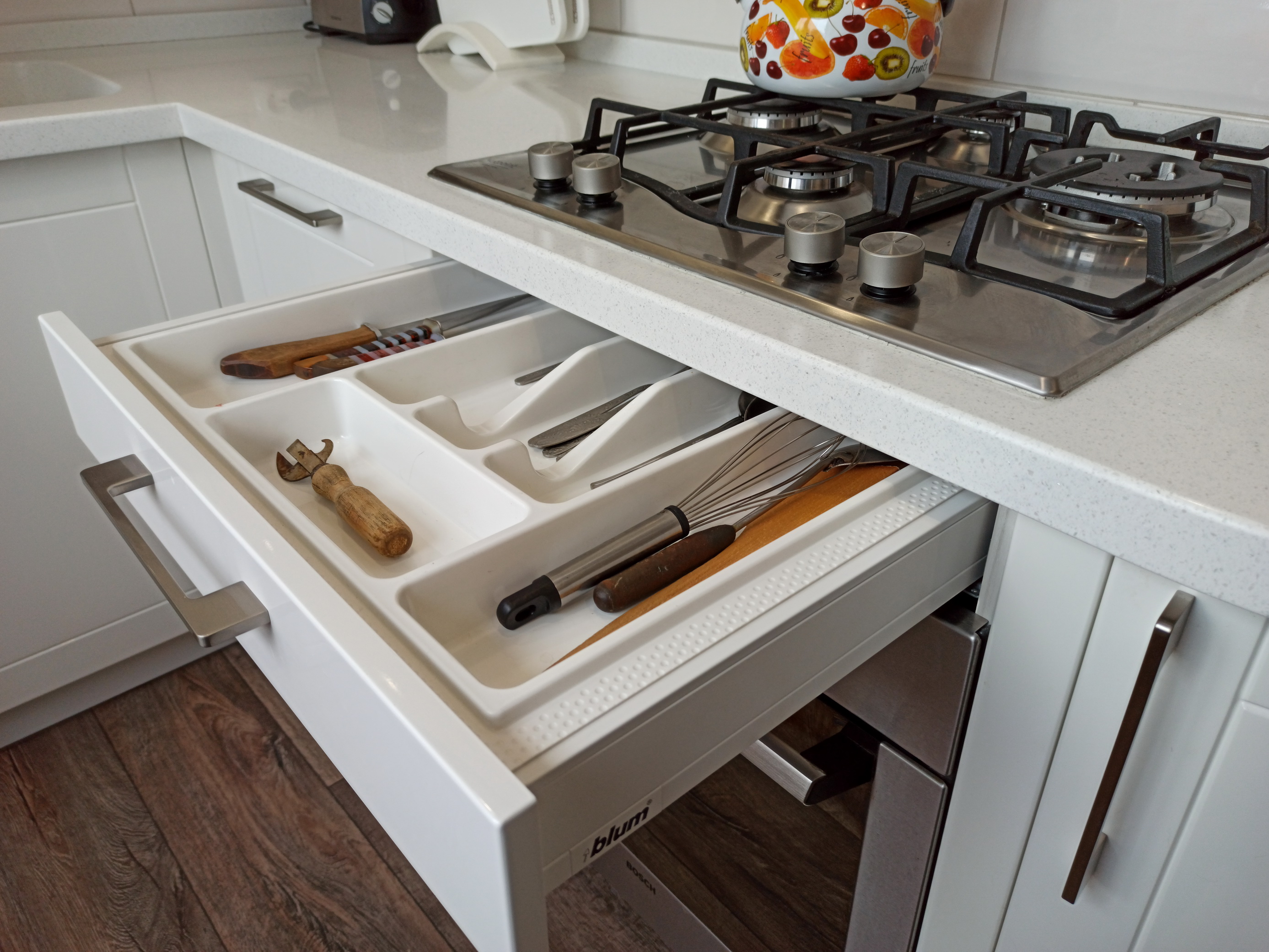 Скрытые направляющие для ящиков на минималистичной кухне