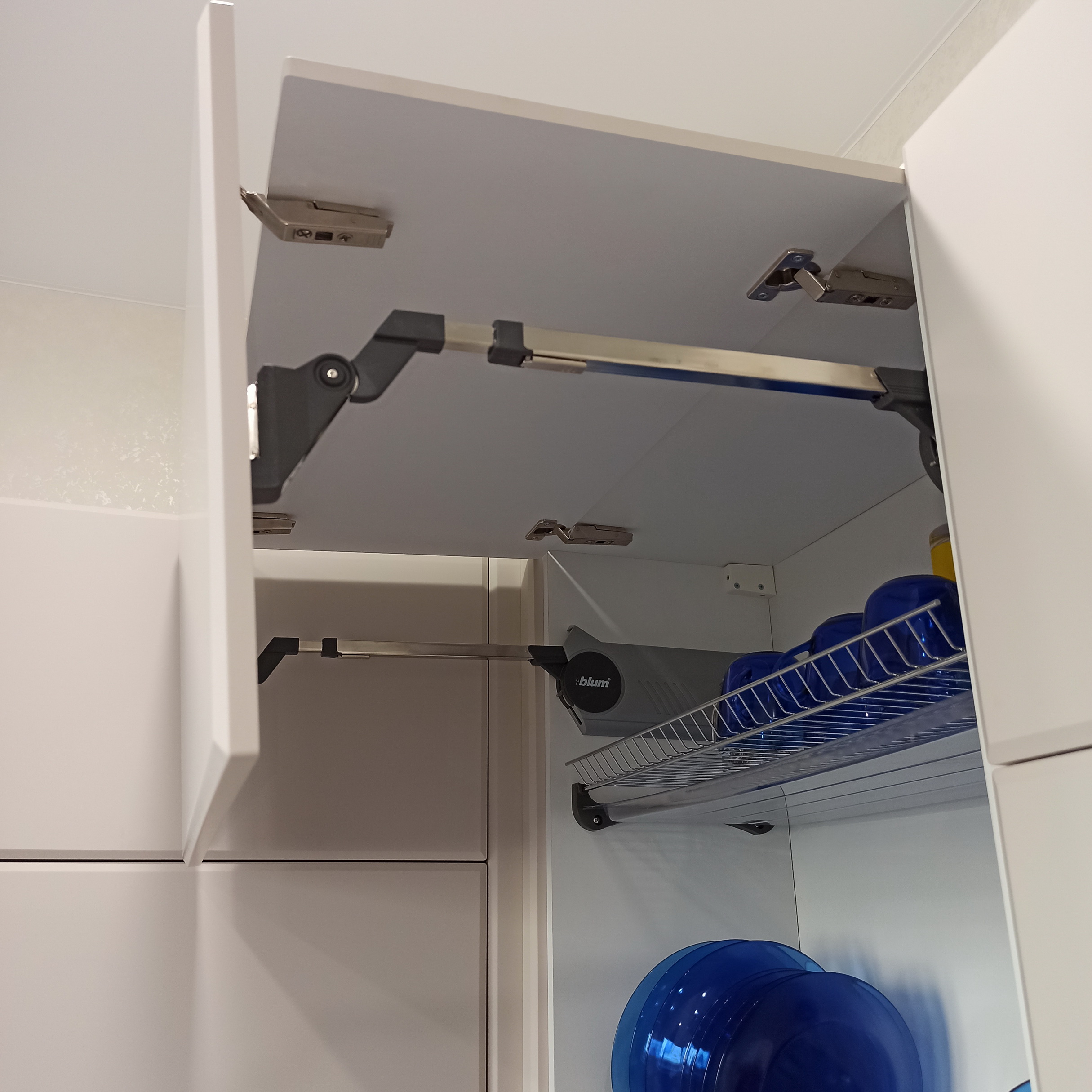 Газлифты для двойной дверцы подвесного шкафа от фирмы blum